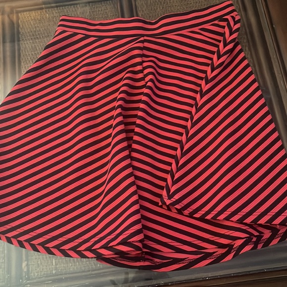 2 pieces: Red & Black Stripe Circle Skirt Small & pleather red stud clutch purse - Picture 9 of 11